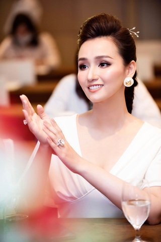 Lã Thanh Huyền khoe vẻ gợi cảm, cuộc sống viên mãn ở tuổi 41 - 11
