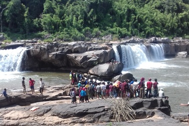 Hai thanh niên đuối nước khi tắm thác