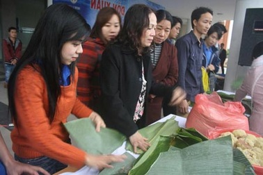 Rộn ràng làm bánh chưng tặng người nghèo đón Tết