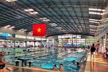 Hà Nội: Bơi tiền triệu, bơi bình dân, chỗ nào cũng kín