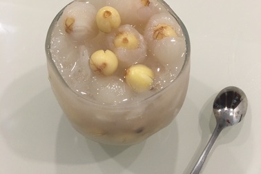 Cách làm chè nhãn lồng hạt sen - Sen thơm mềm, nhãn giòn dai ngọt lịm