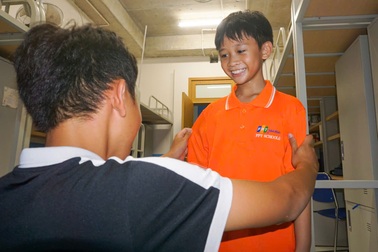 Anh em mồ côi vì Covid-19 cùng dắt nhau đi khai giảng