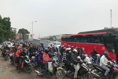 Đường trên cao, cửa ngõ Thủ đô ùn tắc nghiêm trọng