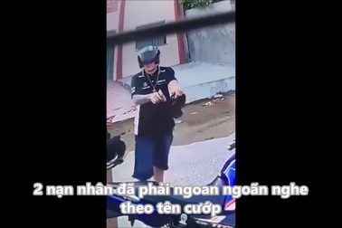 Cặp đôi bị tên cướp dùng súng đe dọa, lấy tài sản ngay trước cửa nhà