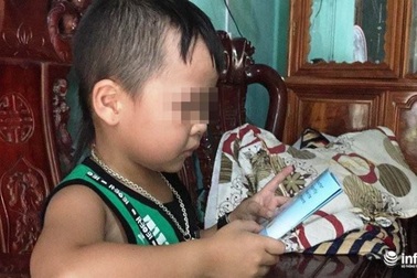 Báo nước ngoài “choáng” với khả năng “bắn tiếng Anh như gió” của bé trai 5 tuổi người Việt