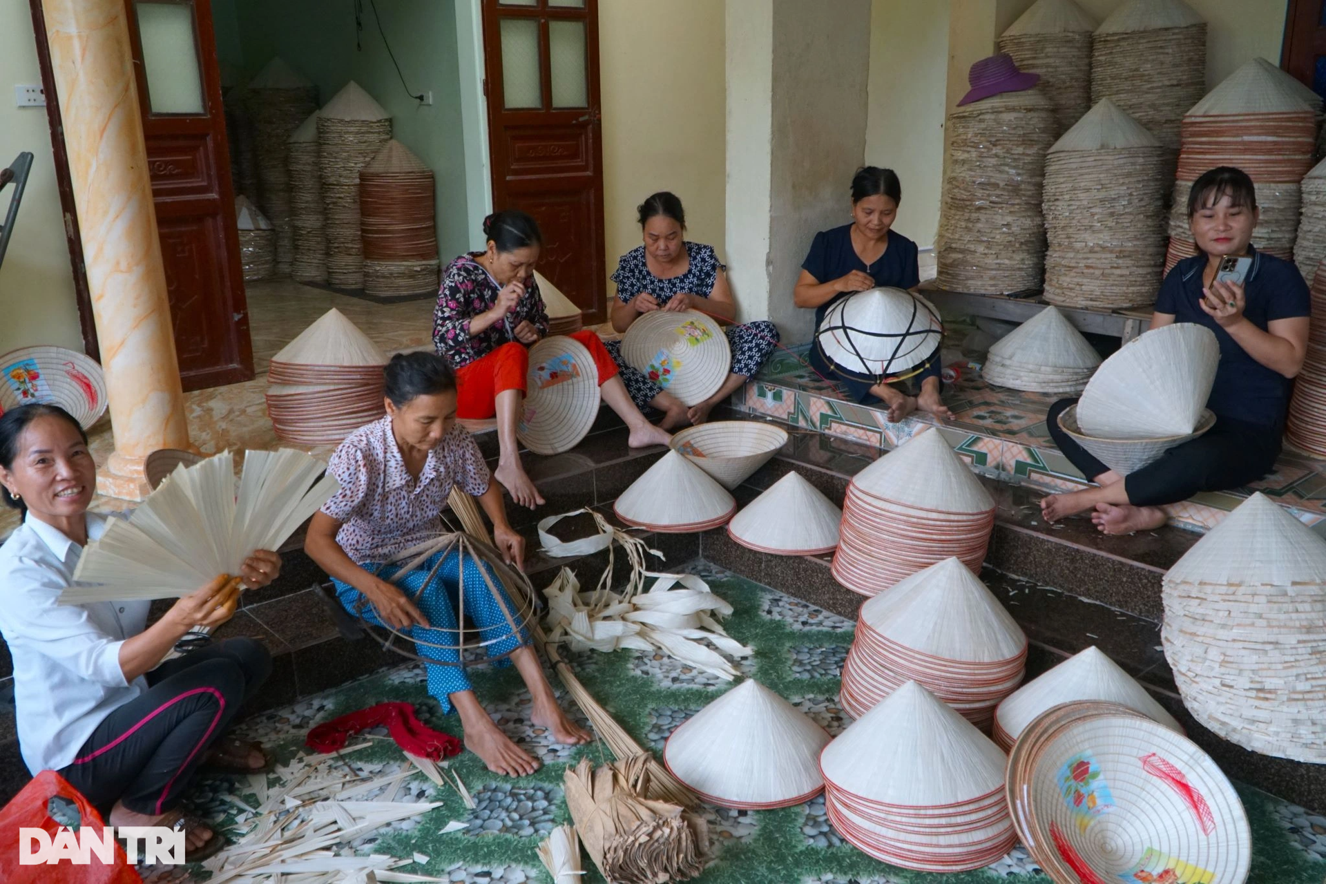 Những người phụ nữ mất vân tay, bật máu mỗi ngày để kiếm 100.000 đồng - 1 Những người phụ nữ mất vân tay, bật máu mỗi ngày để kiếm 100.000 đồng - 1