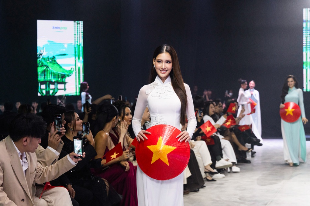Dàn hoa hậu quốc tế hào hứng mặc áo dài, đội nón lá trình diễn thời trang - 1 Dàn hoa hậu quốc tế hào hứng mặc áo dài, đội nón lá trình diễn thời trang - 1