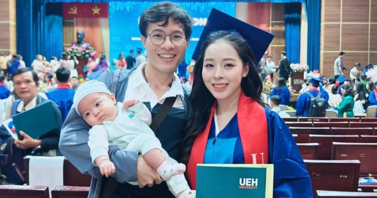 Tân cử nhân xinh đẹp bế con 2 tháng tuổi lên nhận bằng tốt nghiệp gây sốt