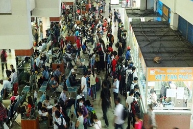 Bến xe, nhà ga vẫn đông khách đi chơi lễ muộn