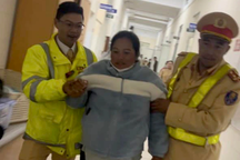 CSGT Lâm Đồng giúp đưa sản phụ hỏng xe giữa đèo đến bệnh viện