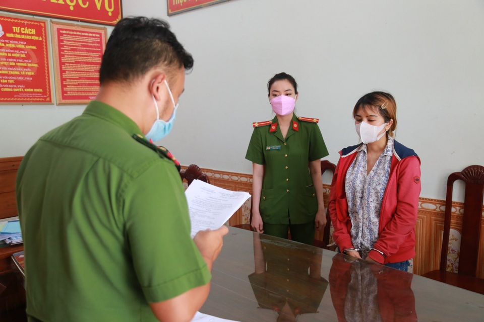 Bắt nữ giám đốc ngân hàng lừa đảo chiếm đoạt 15 tỷ đồng - 1 Bắt nữ giám đốc ngân hàng lừa đảo chiếm đoạt 15 tỷ đồng - 1