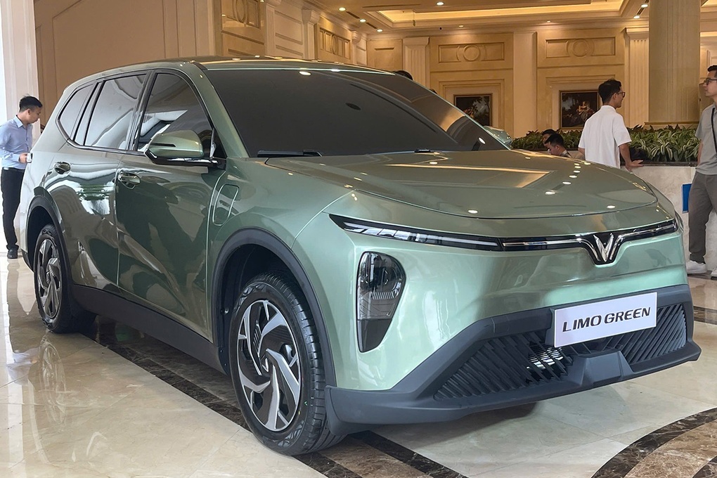 VinFast Limo Green lần đầu xuất hiện ngoài thực tế - 4 VinFast Limo Green lần đầu xuất hiện ngoài thực tế - 4