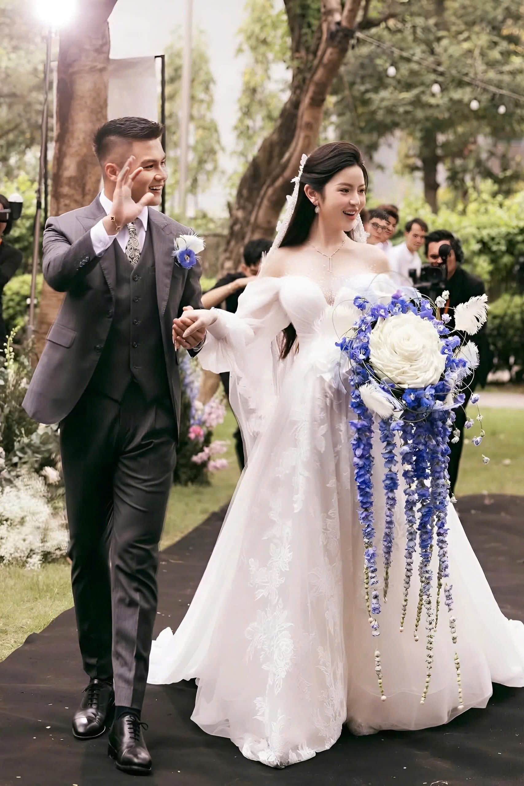 View - Vợ cầu thủ Quang Hải sở hữu loạt túi hàng hiệu Hermès, Dior đắt giá | Báo Dân trí