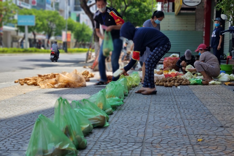 Gặp nạn khi đi phát rau, tổ trưởng dân phố nhận nhiều sẻ chia nghĩa tình - 1 Gặp nạn khi đi phát rau, tổ trưởng dân phố nhận nhiều sẻ chia nghĩa tình - 1