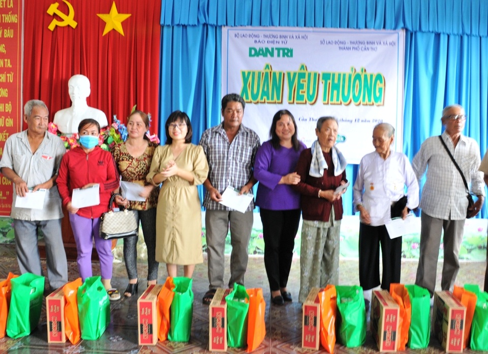 Mang Xuân yêu thương đến với gia đình chính sách còn khó khăn tại Cần Thơ - 3 Mang Xuân yêu thương đến với gia đình chính sách còn khó khăn tại Cần Thơ - 3