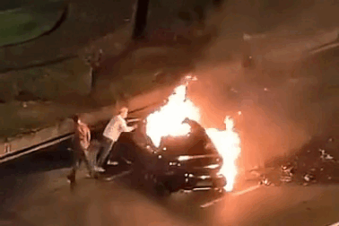 Ô tô điện Xiaomi bốc cháy sau va chạm, nỗ lực cứu người bất thành