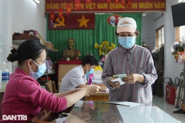 Người dân Bình Tân nhận tiền hỗ trợ từ gói an sinh 26.000 tỷ đồng