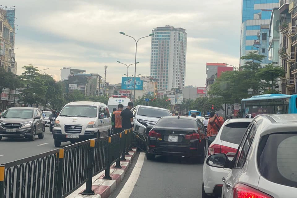 Hà Nội: Xe bán tải lao qua rào phân cách, tông trúng ô tô BMW - 3 Hà Nội: Xe bán tải lao qua rào phân cách, tông trúng ô tô BMW - 3