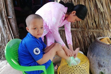 Mồ côi cha mẹ, bé 15 tuổi mắc bệnh tim khốn khó chăm em mắc bệnh bại não