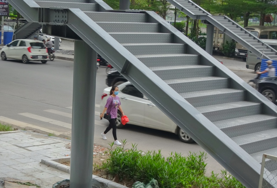 Thích thú với cây cầu vượt sang đường hình chữ Y, độc lạ nhất Hà Nội - 7 Thích thú với cây cầu vượt sang đường hình chữ Y, độc lạ nhất Hà Nội - 7