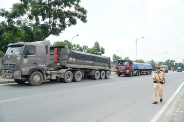 Hà Nội: Hàng loạt xe “hổ vồ” bị xử phạt tại vùng ven đô