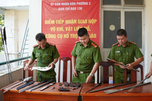 Mang súng đạn, mã tấu đến công an phường ở TPHCM đổi lấy tiền