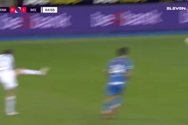 Lập siêu phẩm, cầu thủ ăn mừng kiểu "sâu đo"