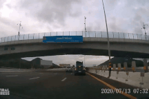 Trái sầu riêng bất ngờ rơi trúng đầu ô tô trên cao tốc