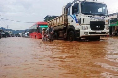 Mưa lớn nước tràn qua đường, một thanh niên bị cuốn trôi xuống cống