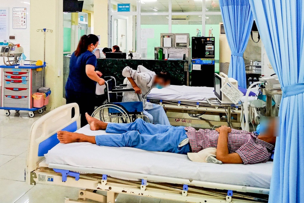 7 du khách Hà Nội nhập viện ở Đà Nẵng, nghi ngộ độc thực phẩm - 1 7 du khách Hà Nội nhập viện ở Đà Nẵng, nghi ngộ độc thực phẩm - 1