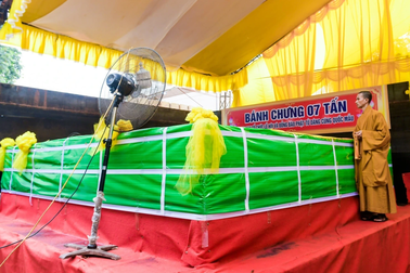 Tranh cãi về bánh chưng khổng lồ 7 tấn: Chạy đua kỷ lục gây lãng phí?