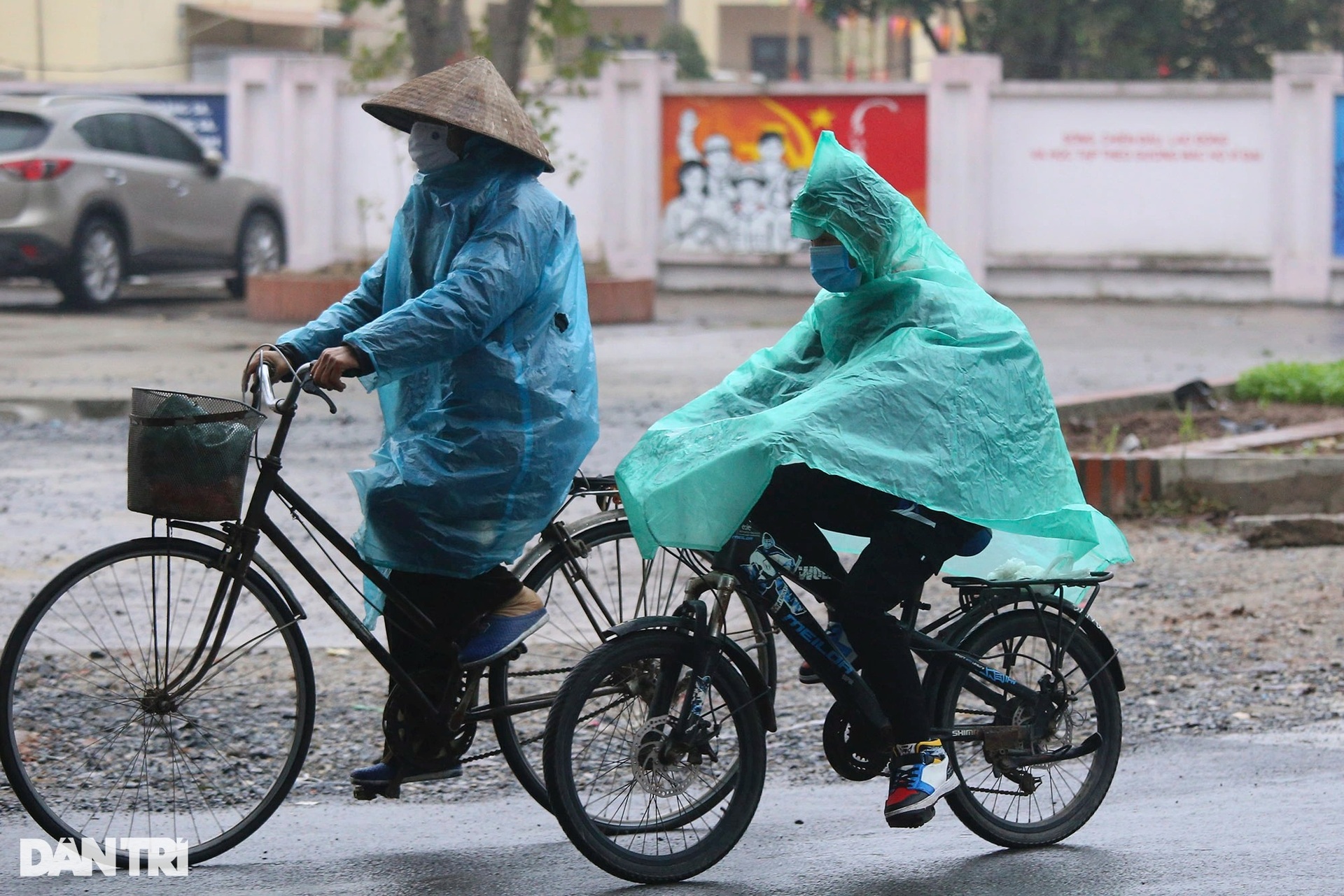 Học sinh lớp 1-6 các huyện ở Hà Nội đội mưa rét trở lại trường sau 10 tháng - 2 Học sinh lớp 1-6 các huyện ở Hà Nội đội mưa rét trở lại trường sau 10 tháng - 2