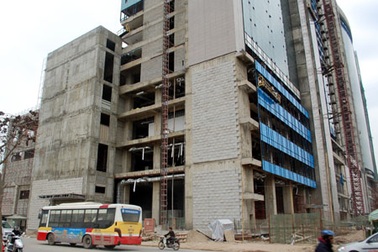 Rơi từ tầng 16, một nam công nhân tử vong