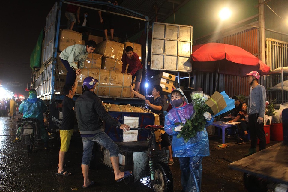 Khách đội mưa đến chợ hoa lớn nhất Hà Nội lúc nửa đêm - 6 Khách đội mưa đến chợ hoa lớn nhất Hà Nội lúc nửa đêm - 6