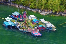 Cặp vợ chồng 27 năm sống trên sông, tự xây dựng "ốc đảo nổi" đẹp như cổ tích