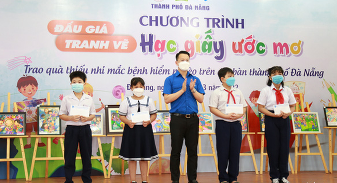 Bí thư Thành Đoàn Đà Nẵng - Nguyễn Mạnh Dũng trao hỗ trợ cho trẻ em mắc bệnh hiểm nghèo có hoàn cảnh khó khăn.