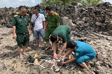 Phát hiện khẩu súng cùng hàng trăm viên đạn khi xúc đất