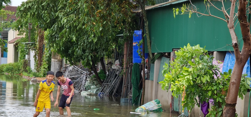 Người dân thành Vinh bì bõm trong biển nước - 7 Người dân thành Vinh bì bõm trong biển nước - 7