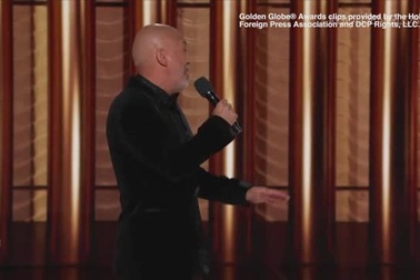 Nữ ca sĩ Taylor Swift và cái nhìn sắc lẹm hướng về MC khi bị trêu đùa