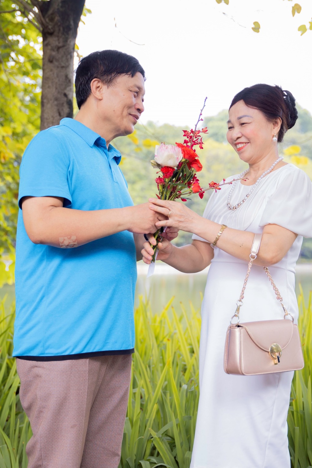 Hàng nghìn bông hoa sen và lời yêu thương được trao lan tỏa nhân mùa Vu Lan - 5 Hàng nghìn bông hoa sen và lời yêu thương được trao lan tỏa nhân mùa Vu Lan - 5