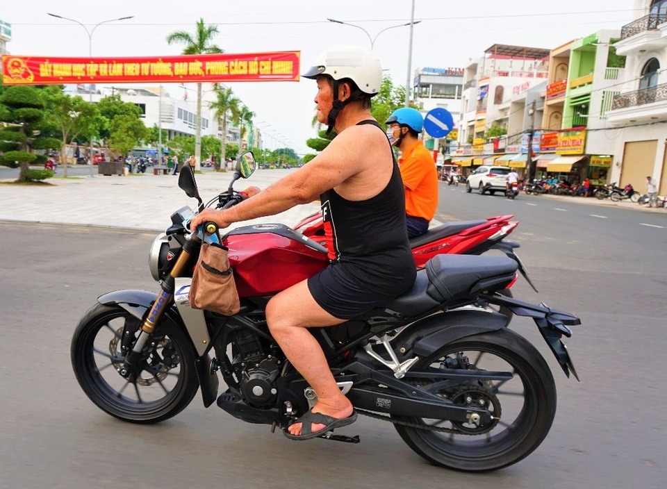 U90 cưỡi mô tô đi phượt, gánh tạ 80 kg trai 20 cũng không theo kịp - 3 U90 cưỡi mô tô đi phượt, gánh tạ 80 kg trai 20 cũng không theo kịp - 3