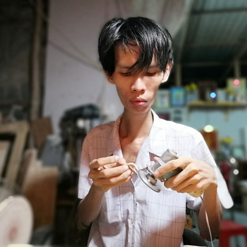 Chàng trai khuyết tật viết nên điều kỳ diệu từ thân tre - 2 Chàng trai khuyết tật viết nên điều kỳ diệu từ thân tre - 2