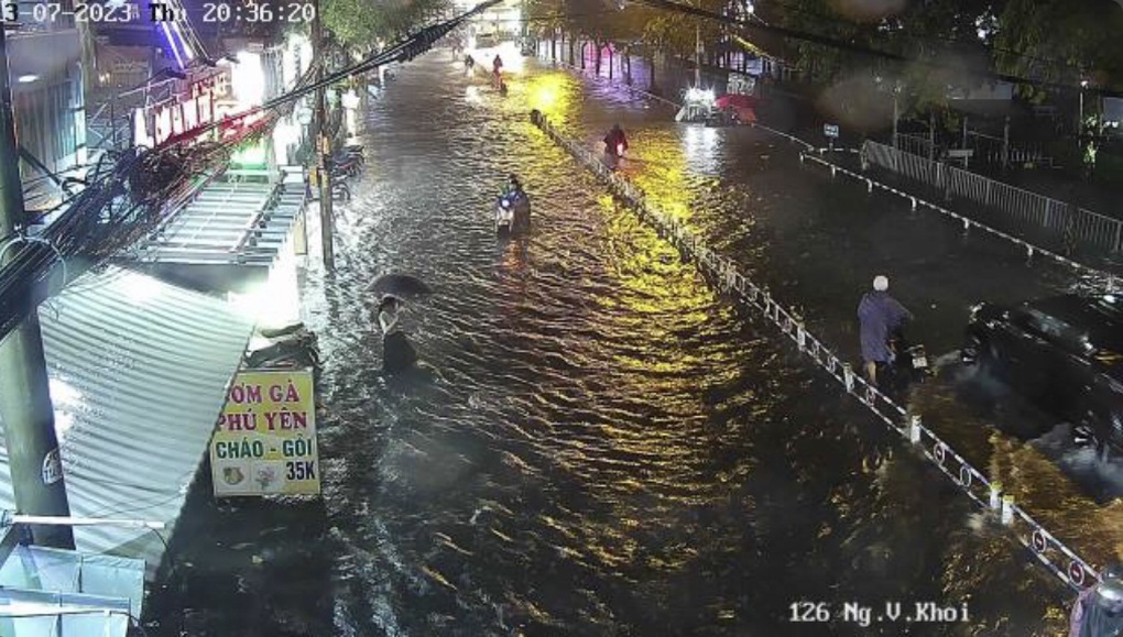 Dông lớn buổi tối, khắp TPHCM ngập lênh láng - 3 Dông lớn buổi tối, khắp TPHCM ngập lênh láng - 3