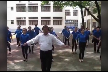 Phó Giám đốc Nhà Thiếu nhi Đà Nẵng “gây sốt” với điệu nhảy “Đàn gà con”