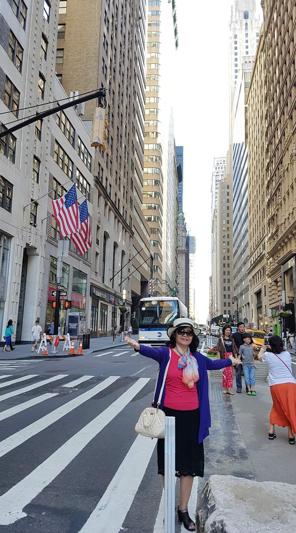 Học trò cũ chi hàng trăm triệu mời thầy cô đi du lịch Mỹ, Úc - 2