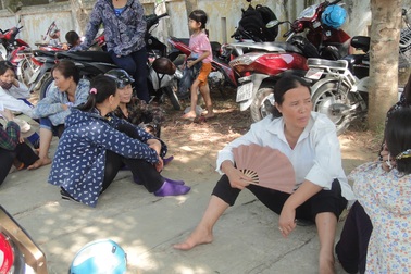 Phụ huynh “đội nắng” cùng sĩ tử vượt vũ môn