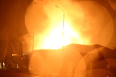 Cháy lớn thiêu rụi nhà xưởng cùng 2 ô tô