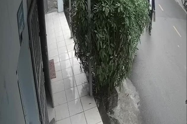 Người đàn ông đi dưới lòng đường gián tiếp gây tai nạn cho phương tiện khác