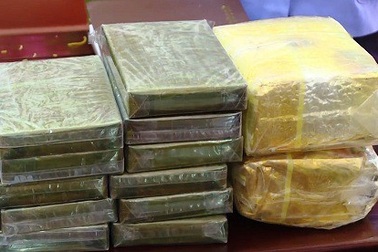Thầy giáo vận chuyển trái phép 15 bánh heroin