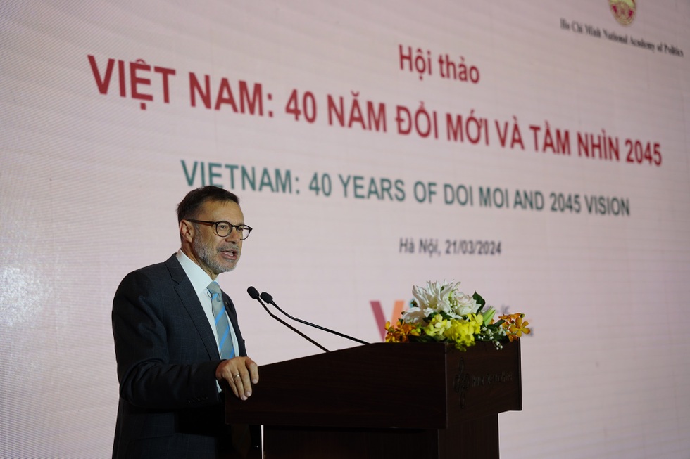 Việt Nam cần sự lãnh đạo mạnh mẽ để vượt qua các loại bẫy - 2 Việt Nam cần sự lãnh đạo mạnh mẽ để vượt qua các loại bẫy - 2